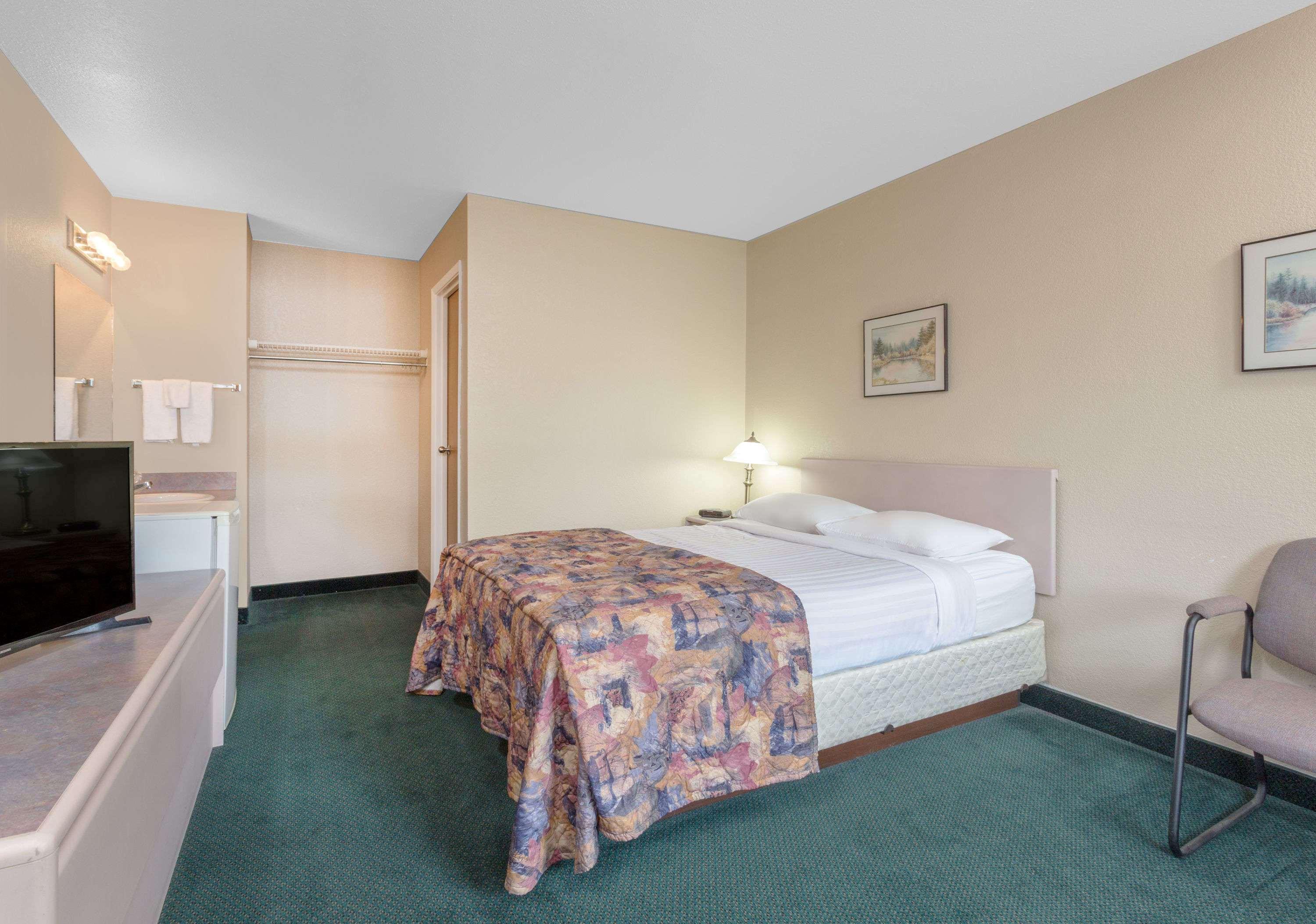 Hotel Super 8 By Wyndham Golden Exterior foto