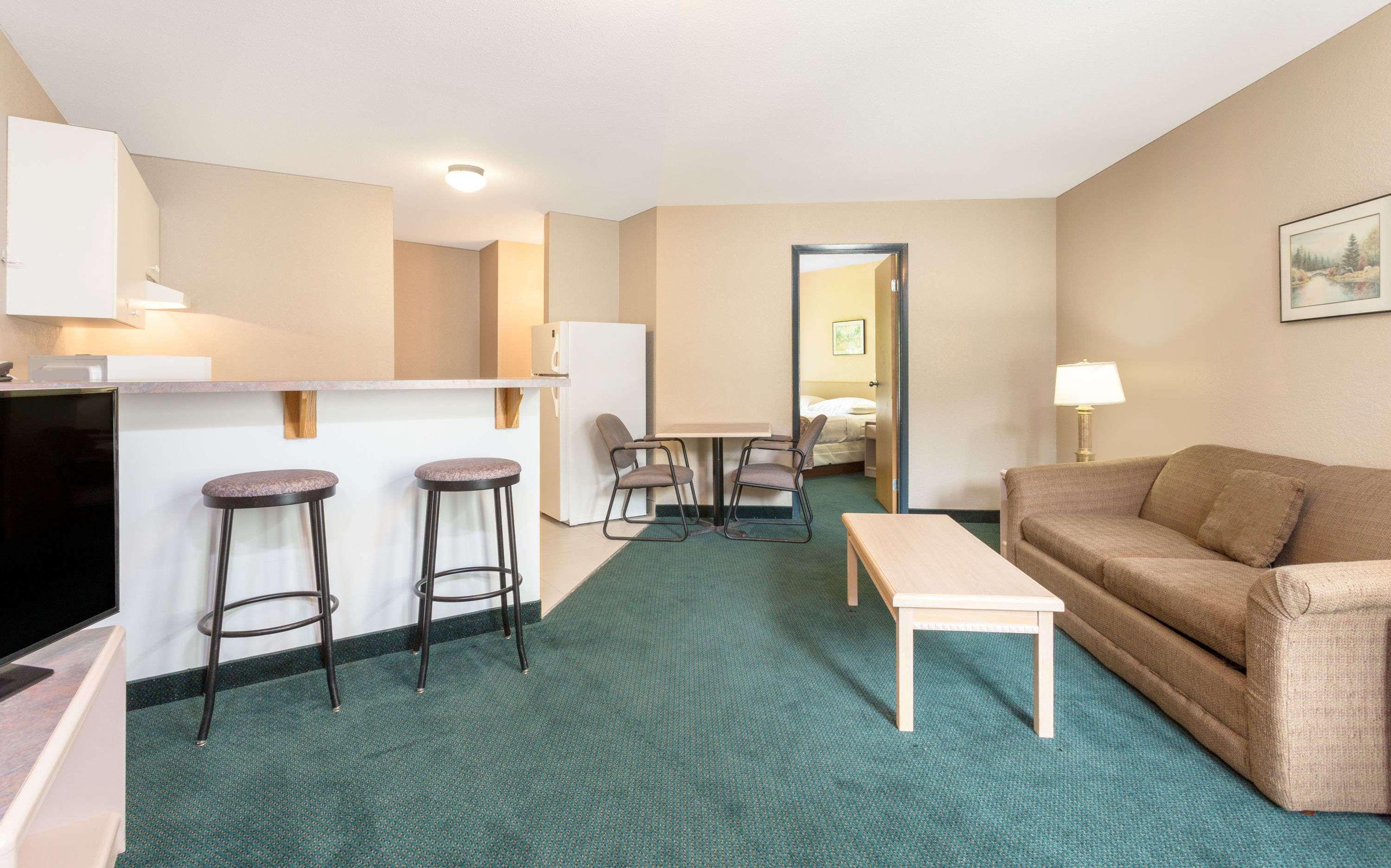 Hotel Super 8 By Wyndham Golden Exterior foto