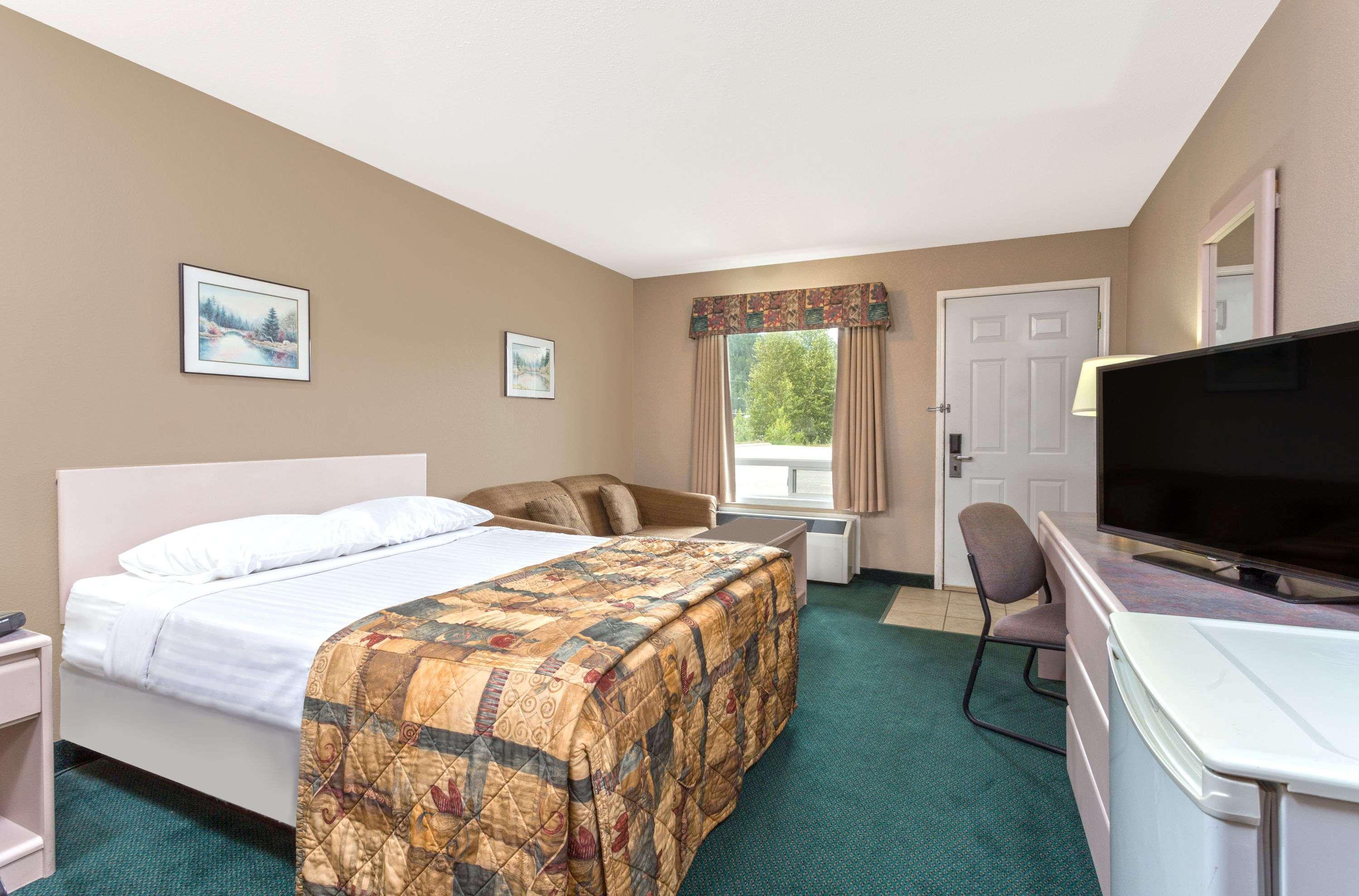 Hotel Super 8 By Wyndham Golden Exterior foto