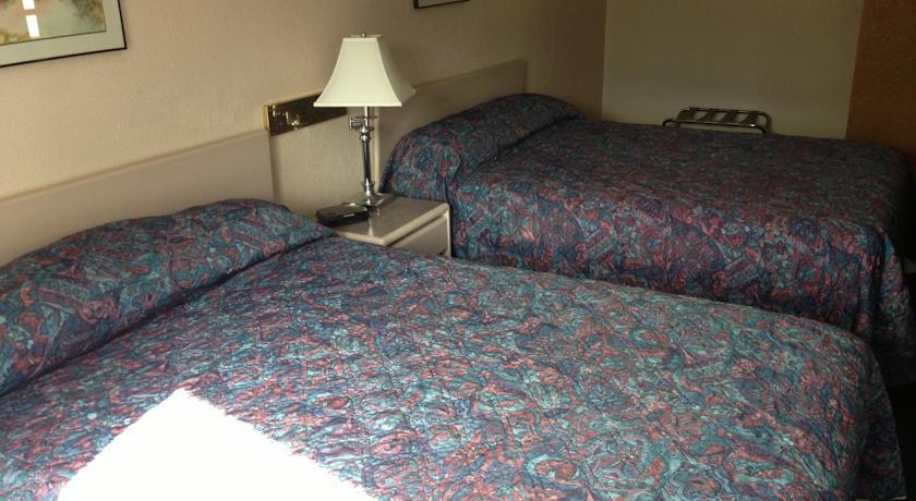 Hotel Super 8 By Wyndham Golden Habitación foto